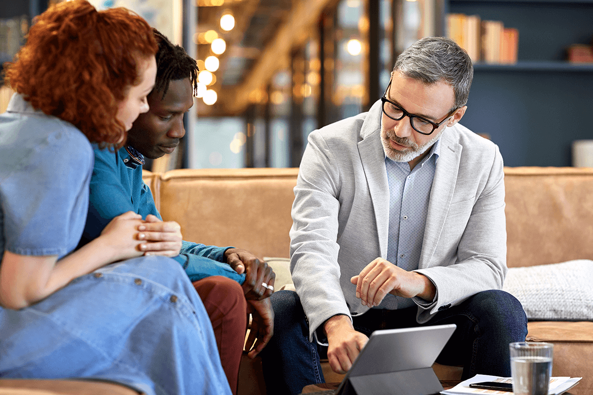 advisor-sitting-down-with-couple advisor-sitting-down-with-couple