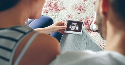 parents-looking-at-sonogram