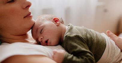 mother-holding-newborn