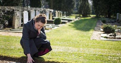 grieving-woman-at-grave